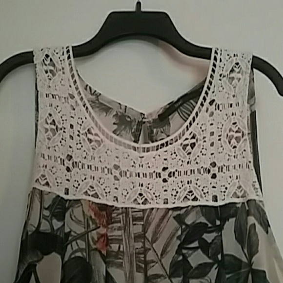 Sleevless Flowy Top - Picture 2 of 4